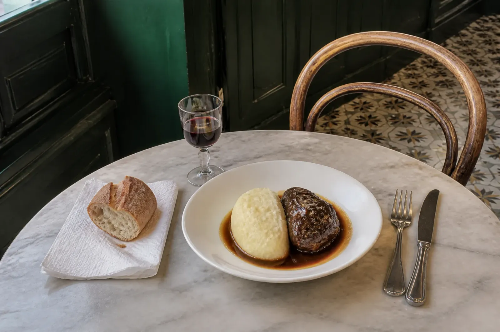 Le plat du jour sur le marbre du comptoir