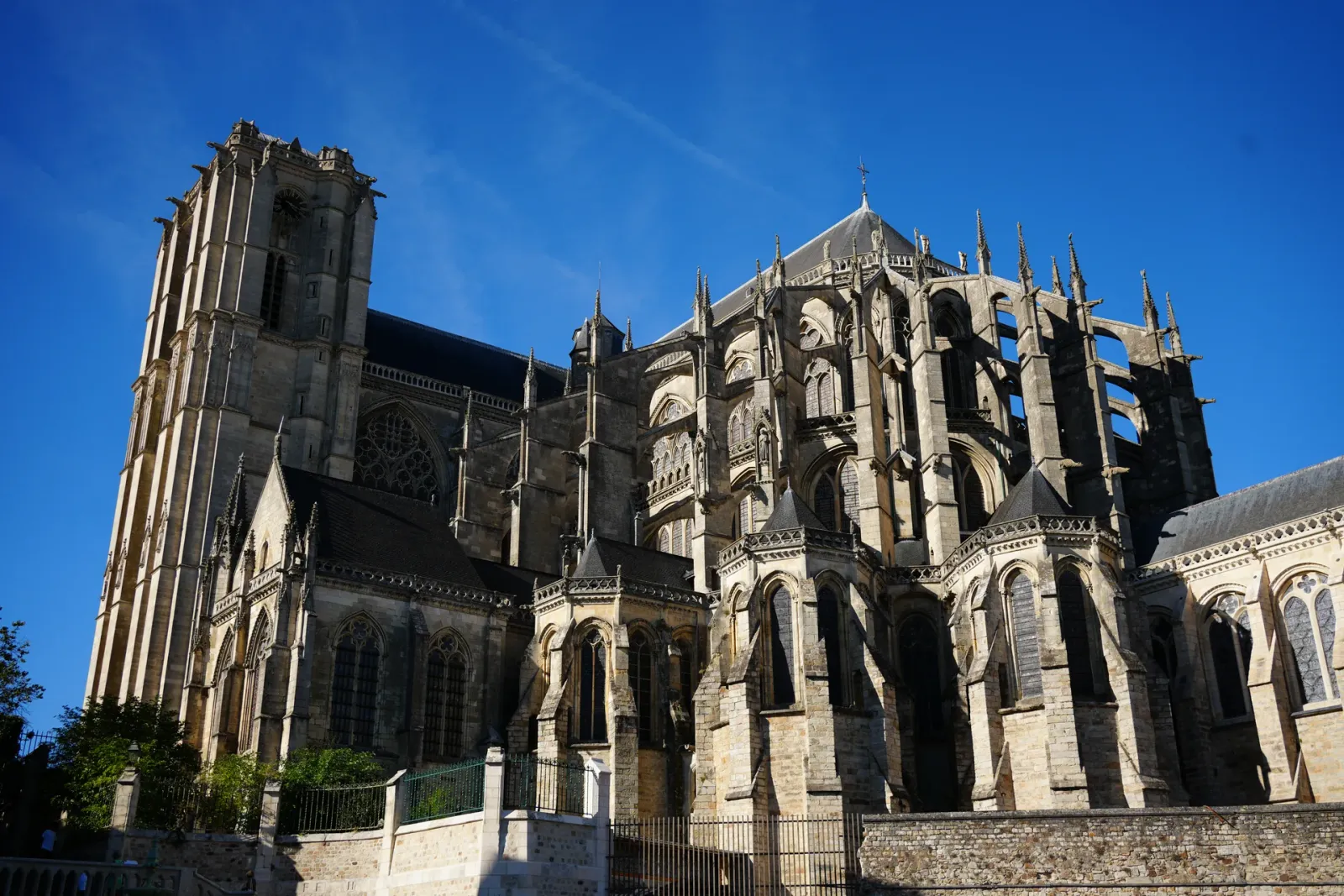 La cathédrale Saint-Julien du Mans sous un ciel bleu, sa tour et son chevet à arcs-boutants