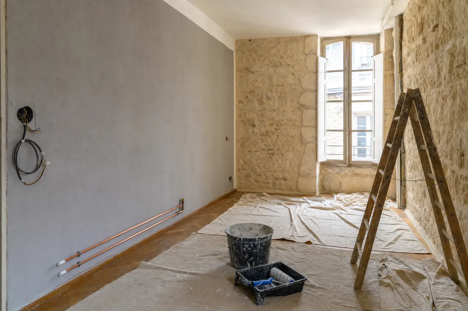 La pièce en travaux : l’enduit, les tuyaux de cuivre, l’escabeau