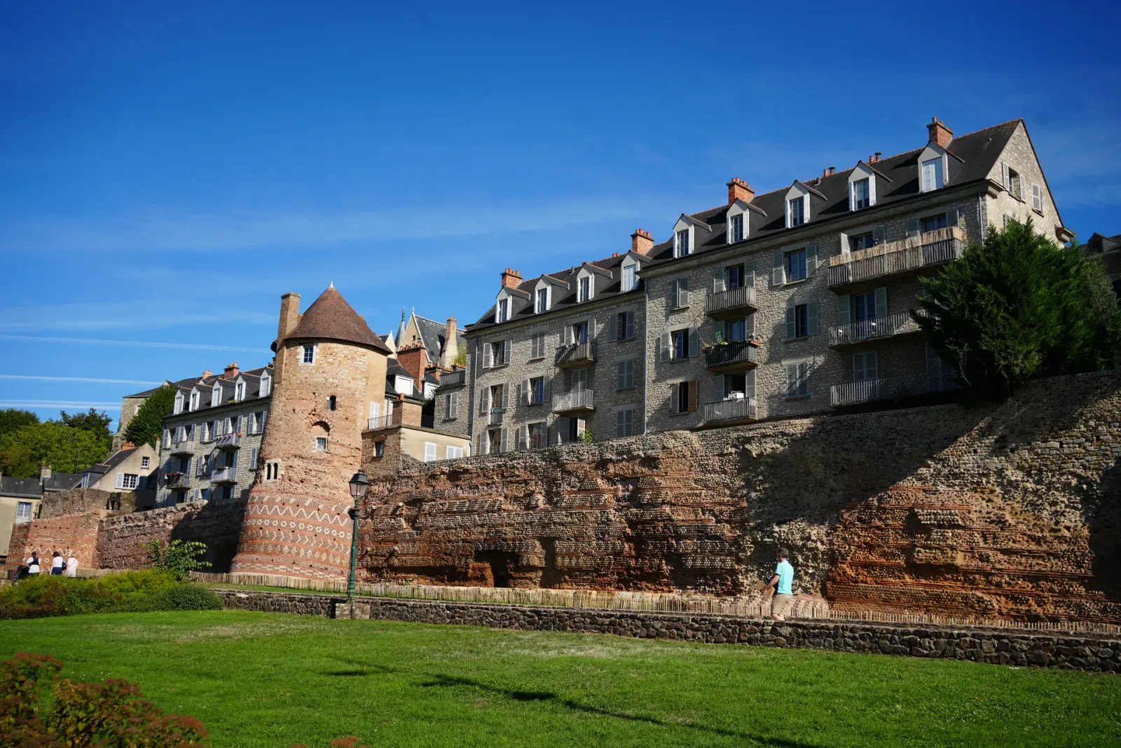 L’enceinte romaine du Mans et sa tour à motifs, vues de la pelouse sous la Cité
