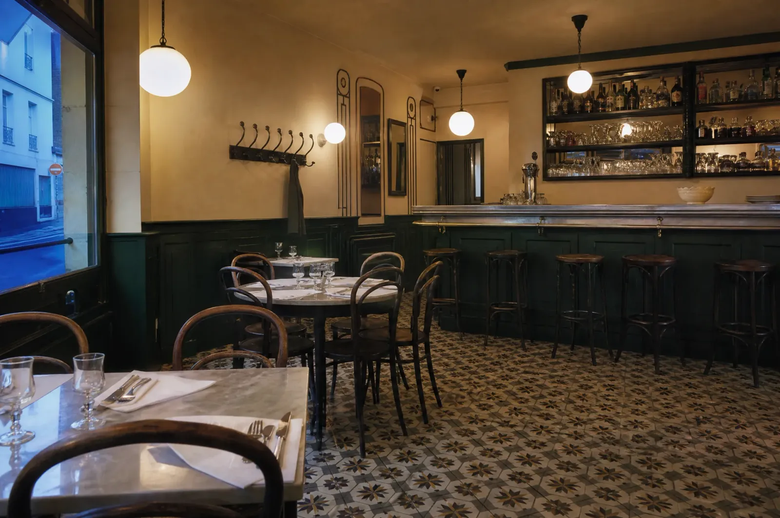 La salle à 19h, la table dressée, le zinc au fond
