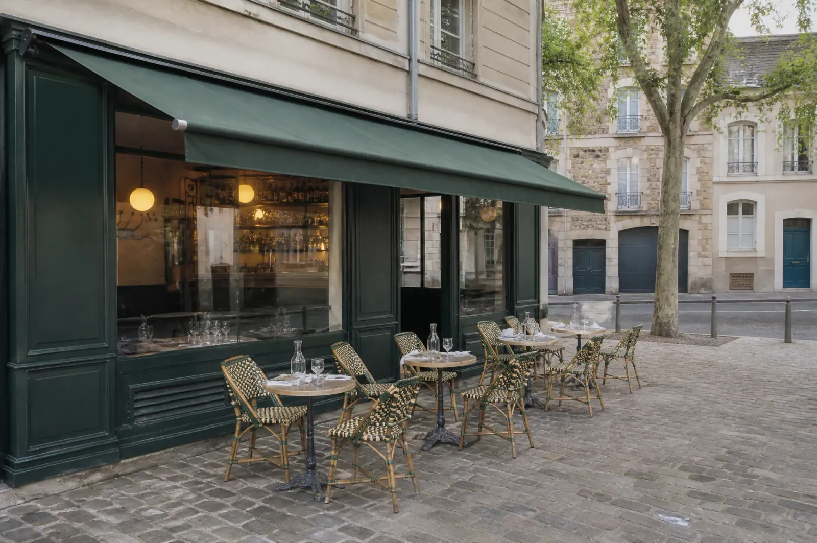 La terrasse sous le store vert, sur la place des Jacobins